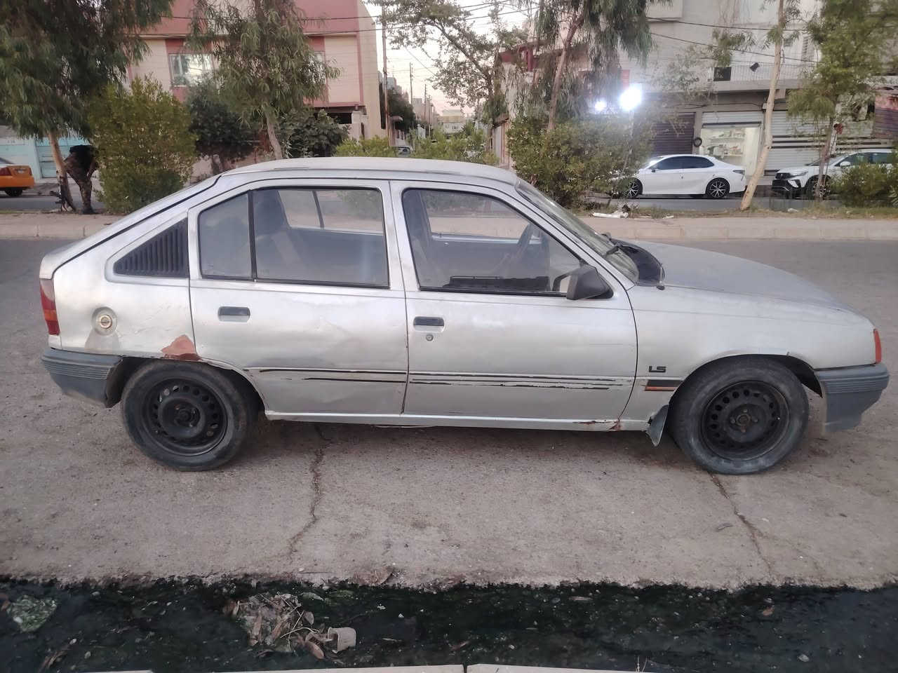 كاديت موديل ١٩٩١ حجم ١٦ مكينه كير شرط رقم دولي هزه جديده شرط التحويل السعر 18$للتواصل *********** مكان سياره موصل الجانب الايسر حي السكر
