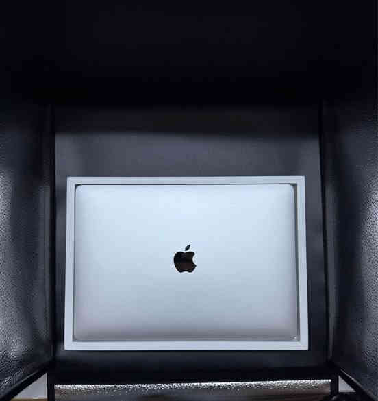 ‏MacBook Pro M1 2020
المواصفات:-
-حجم الشاشة: 13 بوصة 
-المعالج: M1
‏-CPU: 8-CORE
‏-GPU: 8-CORE
-معالج الرسوميات: 2GB
-الذاكرة العشوائية: RAM 8GB
-التخزين: SSD 256GB 
-الحالة: ممتاز كالجديد
-عدد دورات البطارية: 448 دورة 
-حالة البطاريه: 91%
-يأتي مع الملحقات الاصليه كامله
-هديه حافظه
-هدية ادبتر USB-C

السعر: 945,000 د.ع 

التوصيل: مجاني إلى جميع المحافظات، مع إمكانية فحص الجهاز عند الاستلام قبل الدفع.

للطلب أو الاستفسار:-
إرسال رسالة أو الاتصال على :
‎              0770 5266 000 / واتساب 

للمزيد تابعوا صفحتنا على إنستغرام: 
‏amwaj.macstore بغداد
