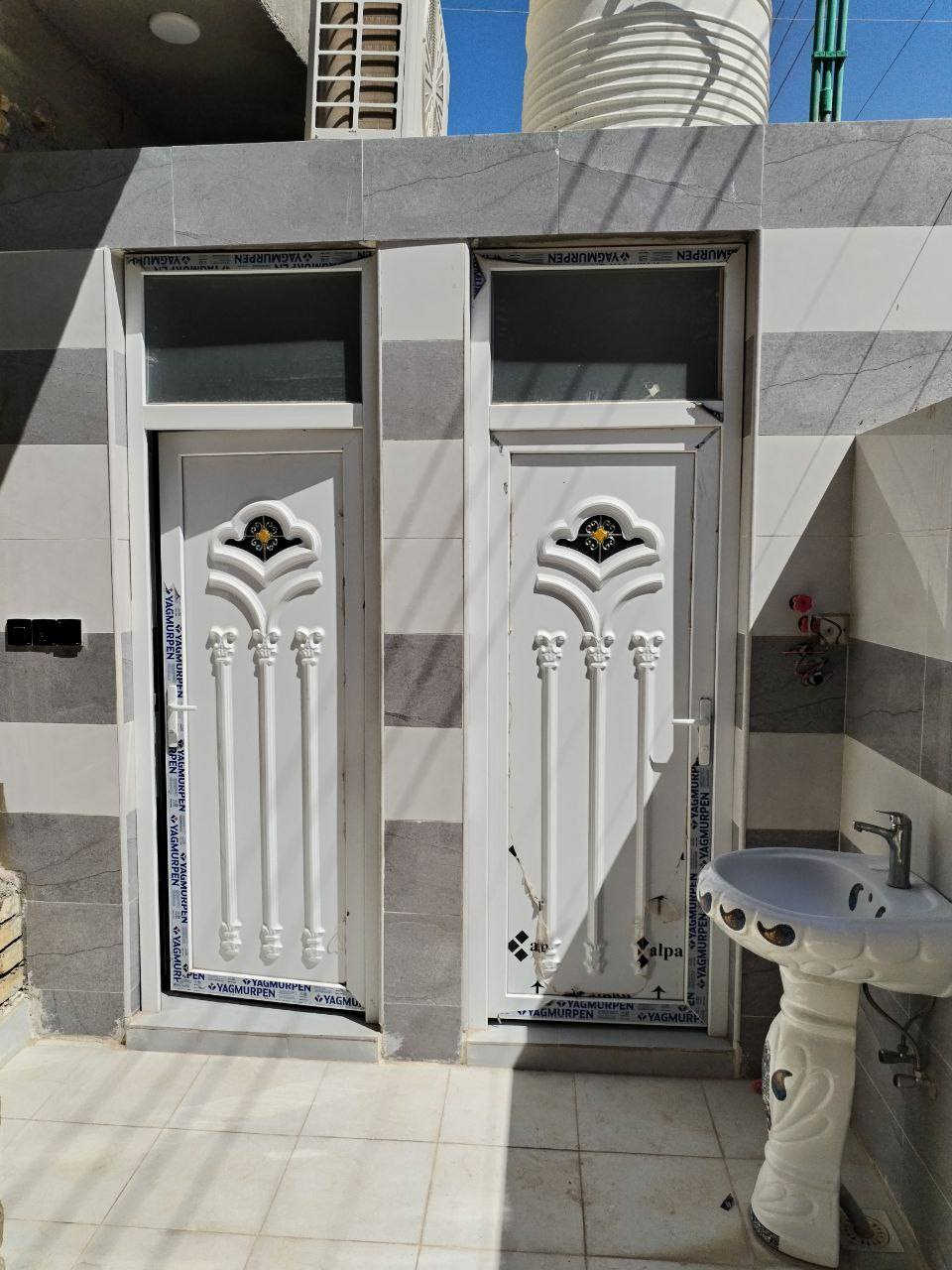 السلام عليكم بيت مساحة 200متر بناء حديث طابقين
الطابق الاول /غرفتين وصاله واستقبال ومطبخ +صحيات خارجيه وداخليه
الطابق الثاني/ غرفتين وصاله + وصحيات
الموقع / كوت حي الحوراء شارع المدارس
الاستفسار /***********
