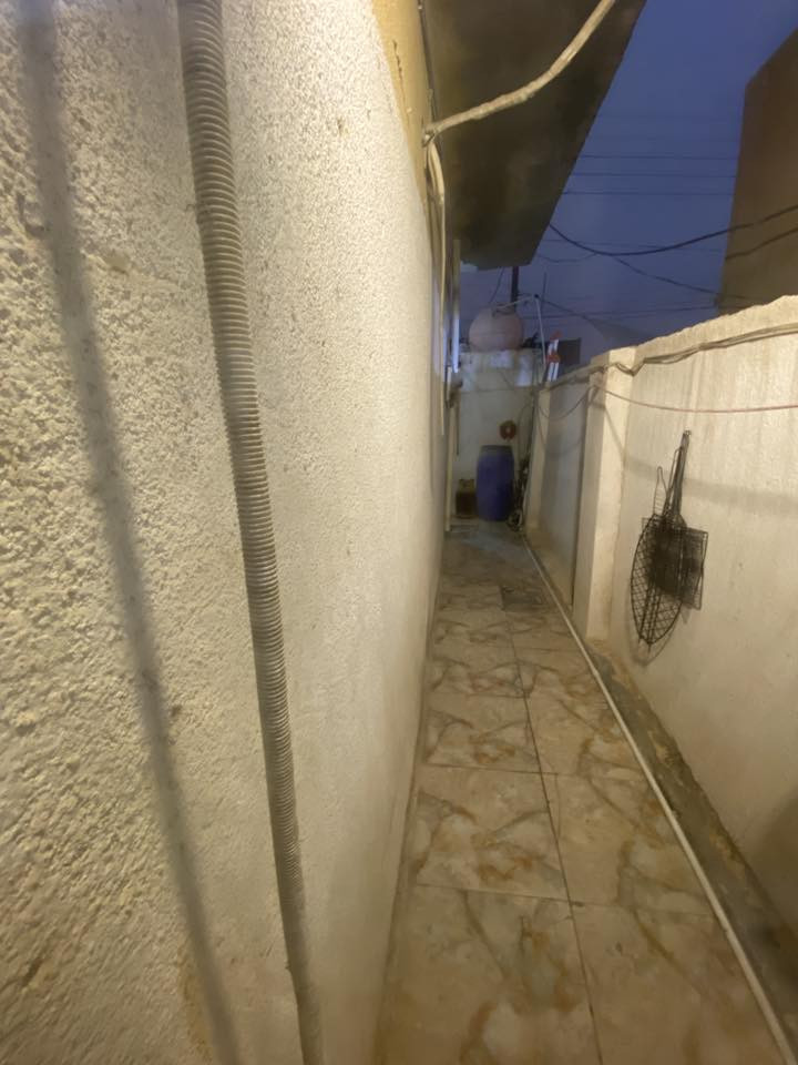 للبيع دار مشتمل 100 متر بيت بنائة نظيف سقف كونكريت عالي عن الشارع بالاكرمين يم المدارس سعره 105 مرجعة نفس الدار هاتف ‭☎️☎️

‭0788 588 6511‬
