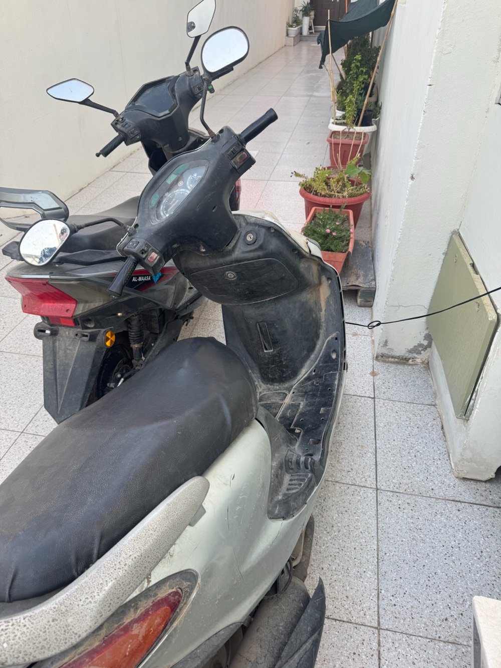 للبيع سكوتر بحالة جيدة
الكهربائيات كلها شغالة وبحالة ممتازة، والهيكل وضعيته جيدة كما هو موضح بالصور.
المحرك كايم ويحتاج تصليح أو تبديل حسب رغبة المشتري السعر مناسب التواصل على الرقم ***********