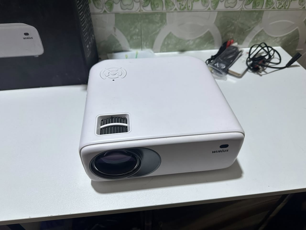 داتاشو wimius w6
مواصفات كلش قوية 
يدعم دقة 4k
مساحة العرض من 50 الى 300
وشكد ما تكبر الصورة تبقى واضحة ودقتها عالية
يربط اندرويد وايفون مباشر بدون تطبيقات وسريع مابي تقطيع
بي ضبط تلقائي للصورة 
اضائته قوية حيل 15000 شمعة

صوته عالي حيل بس بي مشكلة اذا تربط hdmi ما يطلع صوت وتكدر تحل هاي المشكلة تربط سبيكر خارجي لان الداتاشو بي بلوتوث و وايفاي 
فقط من تربط موبايل يطلع صوت 

وبي صفار قليل بالصورة ما يبين بس من تشغله 

سعره 35 
مكاني ميسان و يوجد توصيل 
***********
