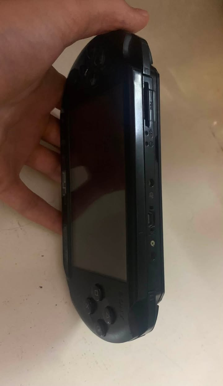 السلام وعليكم.  ١-psp 2000slim الموشكيلة بيها بس زر عالي صوت مايشتغل.  جهاز يشتغل و مهكر مع ميموري ٤كيكا

٢-psp street 
الموشكلة الجهاز مكان ميموري مكسور الجهاز يشتغل ومابيها عيب غير هذا 
بتاريات اثنيناتهم جديد ومع اثنين شاحنة
سعر اثنينهم ٩٠
أبيع شلع


**إذا كنت صاحب هذا الإعلان وتريد حذفه لأي سبب، رجاءا أرسل رسالة إلى الدعم الفني**