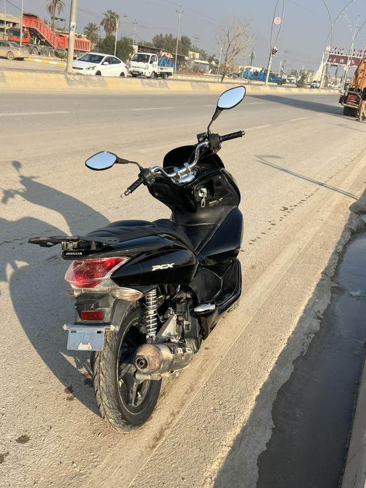 دراجة pcx جيل الاول 125 للبيع .. ملاحظه الجاملغ الامامي وكفر صالنصه موجود بس ما شادهن .. مكان الدراجة الكوت - الكوت الجديدة السعر مليون بيها مجال بسيط .. دراجه جاهزه من كلشي 
للاستفسار ***********

