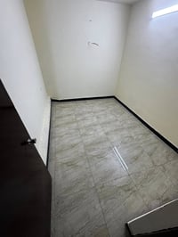 الايجار شقة طابق اول تحتوي ع ٢ نوم وصاله ومطبخ وحمام بسعر 700الف موقعه...