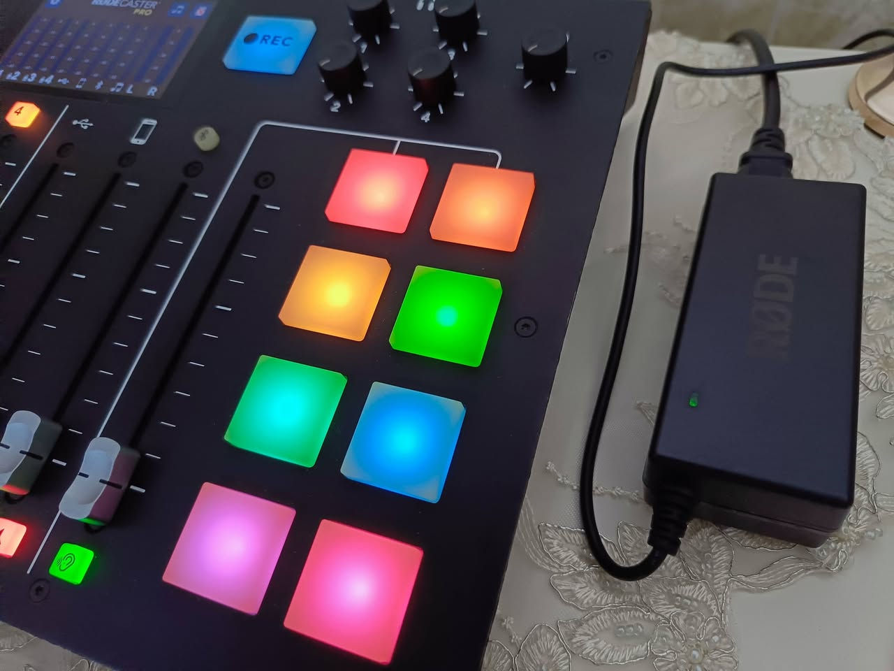 Rodecaster Pro
حقق حلمك في عالم البودكاست والبثوث بجودة المحترفين! أطلق العنان لإبداعك مع Rodecaster Pro. سجل حلقاتك بصوت نقي ومؤثرات استثنائية، وابهر جمهورك بمدى احترافية الصوت ودقته . هذا الجهاز يستخدمه المحترفين في القنوات الفضائية و كذلك صانعي المحتوى لسهولة استخدامه واحترافيته.

الميزات الرئيسية

مدخلات متعددة للميكروفون: يحتوي الجهاز على أربعة مداخل ميكروفون XLR من الدرجة الأولى (studio-grade preamps)، مما يتيح تسجيل ما يصل إلى أربعة أشخاص في نفس الوقت بجودة صوت ممتازة.

تسجيل مستقل: يمكن التسجيل مباشرة على بطاقة microSD دون الحاجة إلى جهاز كمبيوتر، مما يوفر مرونة كبيرة في مكان التسجيل.

اتصال بالكمبيوتر: يمكن أيضًا توصيل الجهاز بالكمبيوتر عبر USB واستخدامه كواجهة صوتية قوية (audio interface) لتسجيل المسارات الصوتية بشكل منفصل (multitrack recording) لمرونة أكبر في مرحلة ما بعد الإنتاج.

وسادات صوت قابلة للبرمجة (Sound Pads): يتضمن ثماني وسادات يمكن برمجتها مسبقًا لتشغيل مؤثرات صوتية أو موسيقى أو مقدمات ونهايات (intros and outros) أو إعلانات بلمسة زر واحدة، مع إمكانية تخزين ما يصل إلى 64 صوتًا مختلفًا.

معالجة صوت مدمجة: يشتمل الجهاز على معالجة صوت قوية مدمجة، بما في ذلك ضاغط (compressor)، وبوابة ضوضاء (noise gate)، وفلتر عالي الترددات (high-pass filter)، ومزيل الصفير (de-esser)، ومعادل صوت (equaliser) ثلاثي النطاقات، بالإضافة إلى مؤثرات صوتية احترافية من APHEX مثل Aural Exciter™ و Big Bottom™.

شاشة لمس ملونة: يتميز بشاشة لمس ملونة كبيرة وبديهية لتسهيل التحكم والإعدادات، بما في ذلك ضبط مستويات الصوت التلقائي.
اتصال لاسلكي: يتضمن قنوات اتصال عبر البلوتوث و USB لإجراء مكالمات هاتفية أو دمج الضيوف عن بعد بسهولة في البودكاست أو البث المباشر.

السعر 480 الف
#ملاحظه . . مكاني اربيل ولا يوجد لدي توصيل.


**إذا كنت صاحب هذا الإعلان وتريد حذفه لأي سبب، رجاءا أرسل رسالة إلى الدعم الفني**