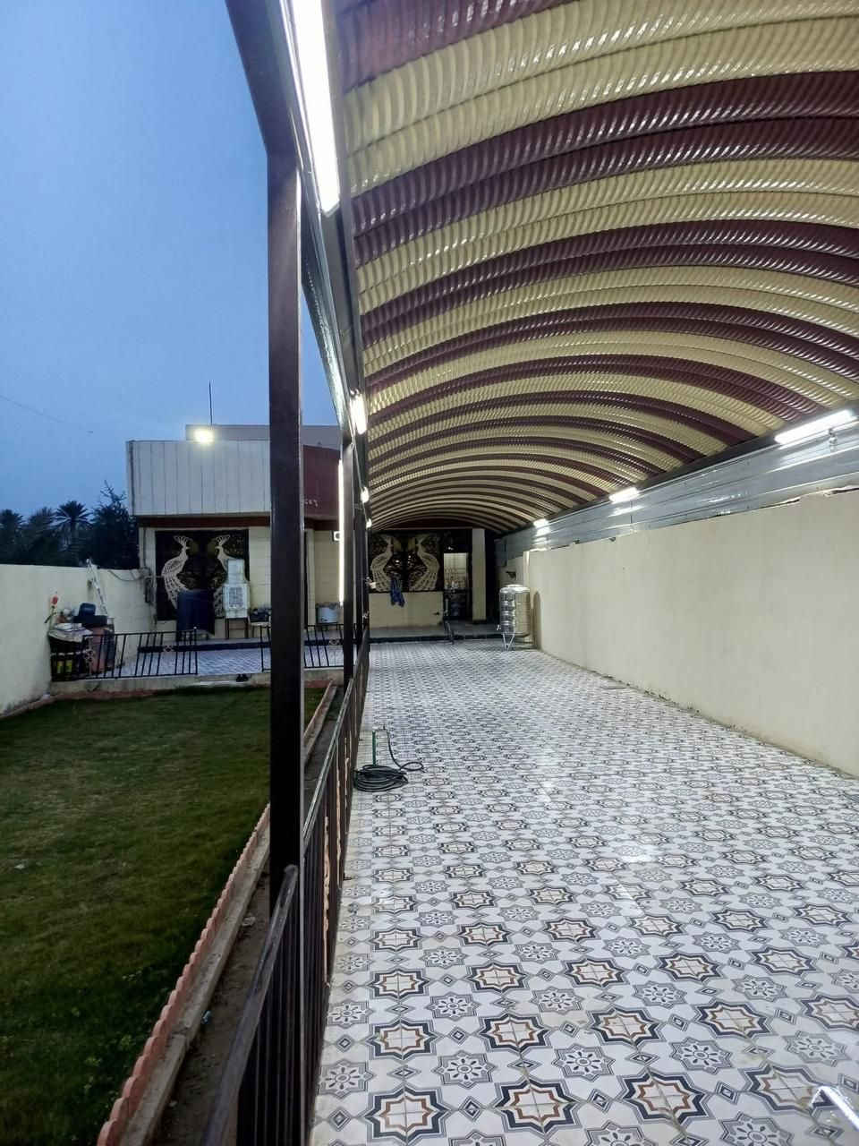 سلام عليكم ورحمة بيت للبيع مساحه ٤٥٠ متر سند٢٥ العنوان ورديه خارج كامل بي كراج سياره وحديقه غرفتين هول صاله رقم الهاتف ***********
