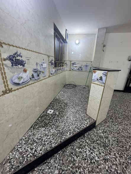 شقة ضخمة للأيجار 
المحتويات 🏠2 غرف نوم+هول و مطبخ +صحيات وسطح
الموقع مميز📍غزالية على الشارع العام البدالة مجاور كوخ المندي
الايجار 550 الف للأستفسار ***********
