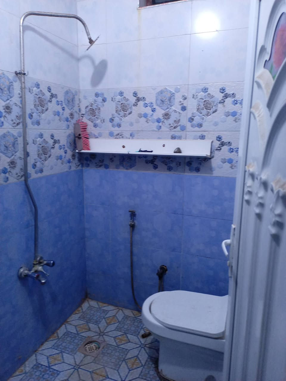 دار للايجار الشهداء خلف جامع المرسلين مساحة ١٢٥ غرفة ديوانية وصالة صحيات داخل وخارج
جاهز ماطور وتانكي وكيزر وخط مولد البيت سيراميك

بدل الإيجار ٣٠٠ قفل الاتصال ***********
