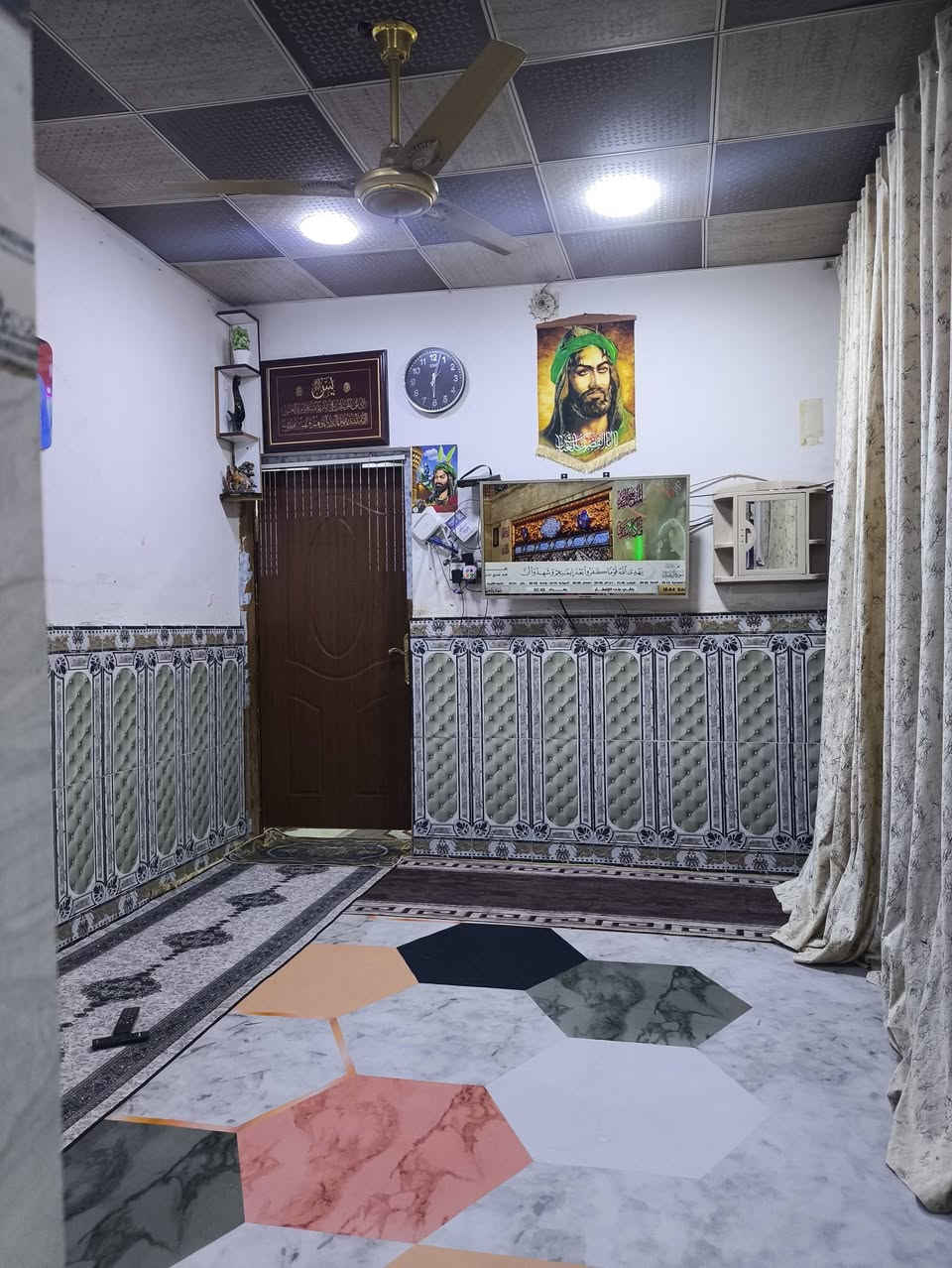 دار للبيع مساحه 100متر طابو زراعي سند 25 مشمول بالتطويب بيع مستعجل
اساس صب بناء بلوك سقف صب 
يحتوى الدار على غرفه وصاله ومطبخ واستقبال مغاسل داخليه و خارجيه 
ملاحظه الاستقبال عوزه كهربائيات وصبغ وارضيه 
الموقع الكوفه البراكيه شارع المطار القديم مقابيل صيدليه صفاء عبد الرضا من بعد الشارع العرضي 
السعر 22مليون وبي مجال للتواصل الاتصال على الرقم *********** أو مراسلة الصفحه واتساب متوفر مكتب الياسري للعقار والمقاولات
