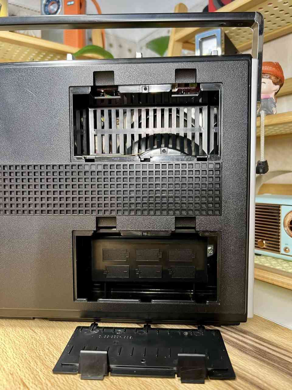 بعد اذن الآدمن
تحفة من كروندك انتاج ١٩٧٦ - ١٩٧٨
يعمل على الكهرباء المباشر او بطاريات حجم كبير عدد ٦
٥ موجات Fm-Lw-Mw-Sw(1-2)
نظام AFC تحسين التقاط تردد Fm
كيج قوة الاشارة و فحص قوة البطاريات
موقت التشغيل
للحجز مراسلة الصفحة او مراسلة واتساب على الرقم ***********
#الجميع
#راديوات_انتيكة
#راديو_قديم
#راديو_نادر
#تحف_وانتيكات
#انتيكات
#VintageRadio
#AntiqueRadio
#هواة_التحف
#بيع_وشراء
#العراق
