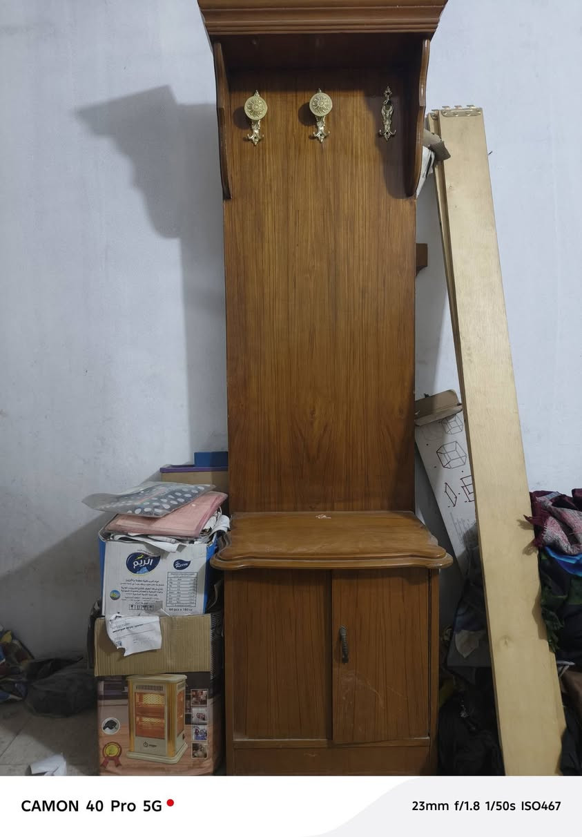 غرفة أخشاب مستعملة للبيع السعر 500الف المكان البلديات رقم الهاتف ***********
