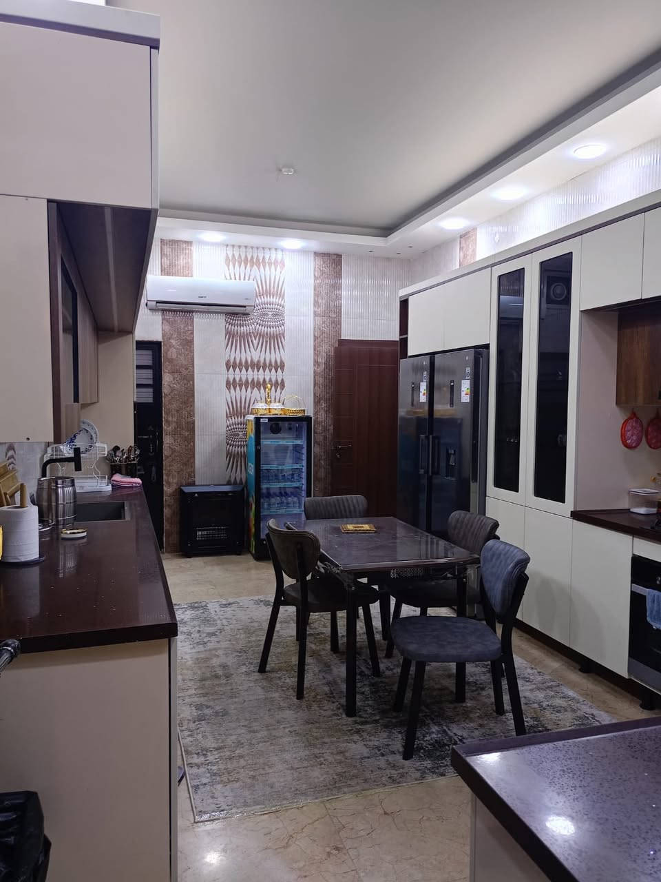 يعلن مكتب عقارات النورين عن وجود دار للبيع كوت الحجاج مساحة 250 متر طابقين يحتوي على 5 غرف نوم وصاله 2 وستقبال وهول وكراج مع مولده ينباع مع الاثاث بناء 2022 
تفاصيل اكثر مراجعه عقارات النورين او الاتصال ***********
عنوان المكتب الطويسه شارع السوق القديم مجاور معرض الرائد لسيراميك
