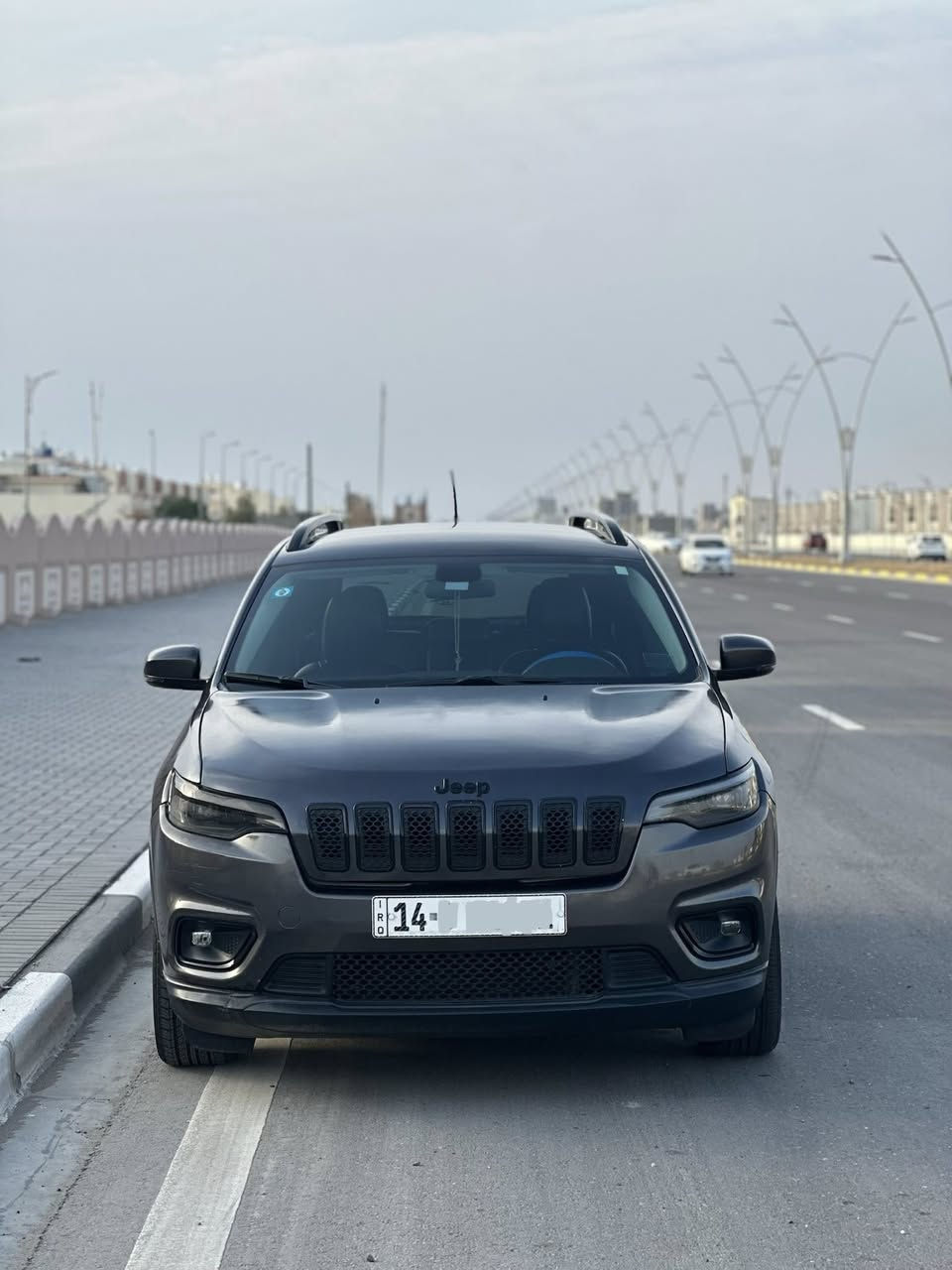 السلام عليكم
جيب شيروكي بزون 2020 لايتود بلس 

بسمي رقم بصرة بلاك توب اصل 

مكينة كير بلاد 2400 اربعة سلندر كير 9 نمر 

رادار جانبي نقاط عمياء 

توقف ذاتي حساسات خلفية 

كشنات جلد كهربائي

شاشة وسط 

كروس سرعة 

اشارة ترحيب 

تتبع بالانارة 

لايت زنون و لد نهاري 

تبريد تدفئة 

بلوتوث 

منافذ شحن

ويل حجم 18 

وبيها بعد هواي مواصفات لايتود بلس هيه

حادثهه بنيد ومصبوغ الجاملغ والبنيد 

وبيها طخة بسيطة بلجاملغ الخلفي ومصلحة وبيها مقدمة الشاصي الامامي الايمن بي شويه تعديل والغود سليمات 

كل التفاصيل مكتوبة يمك وصور الحادث بلمنشور 

السيارة جديدة ونظيفة ماشية 51 الف كيلو 

وسعرها 155$ وبيها مجال
مكاني بصرة

للاستفسار ***********
