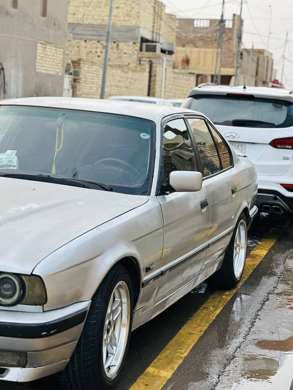 *للبيع | BMW 525i موديل 1992*
*"وحش التسعينات الألماني E34"* 💎

- *السيارة*: BMW الفئة الخامسة E34

- *الموديل*1993 اصل 

- *الحجم*: 525i

- *المحرك*: بشرط مسكر فانوس M50 - 2.5 لتر 6 سلندر، القوة والاعتمادية

- *الكير*: أوتوماتيك بشرط 

- *اللون*: سلفر ملكي، هيبة بالشارع

- *الرقم*: سليمانيه دولي باسمي هزه لل30

- *ويل كب*: M. الأصلي، يخبل على السيارة

- *كشنات مدوشمه ونضيفه  

- *السياره بيها جراد قماره وبنيد يرادلها فرن وصبغه مرتبه 

- * السيارة مصيونة ومرتبة، واضحة بالصور من بره وجوه
تبريد شغال وي السويج 
بجم عريض 
منضومه لايت زنون 

*📍 المكان*: واسط ***********
تعال وبخدمتك
