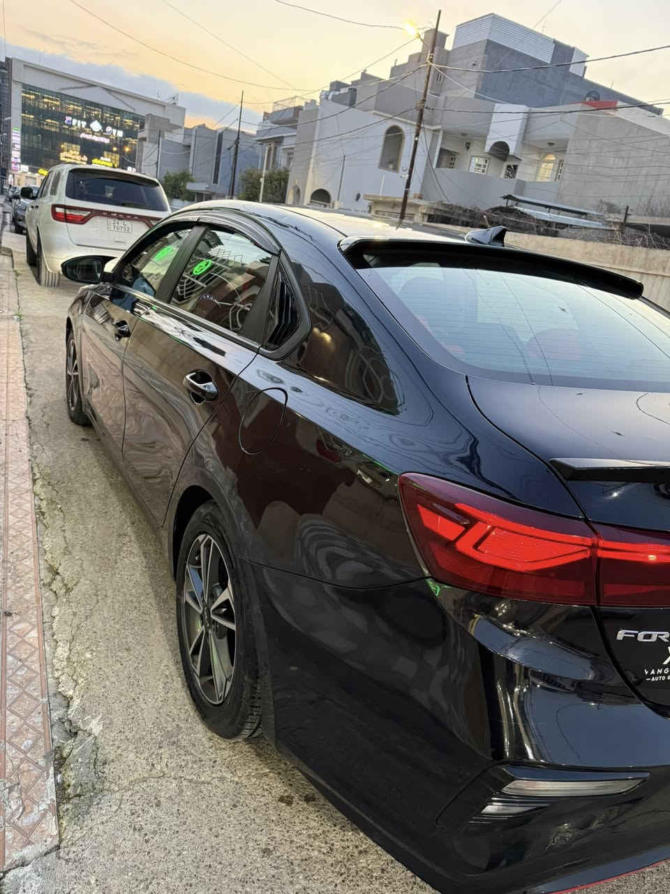 السلام عليكم كيا فورتي  2021رقم أربيل إنكليزي سنويه 2028 وكابون بيها للمراوس مع فورتي تكسي العنده يجي خاص ضررها جاملغ وبونيد بدون دواخل مكاني موصل يارمجه الشرقيه ***********
