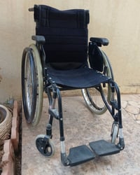 كرسي متحرك سويدي جديد خفيف الوزن عرض المقعد ٣٨سم سعر ٢٥٠ الف للاتصال ٠...