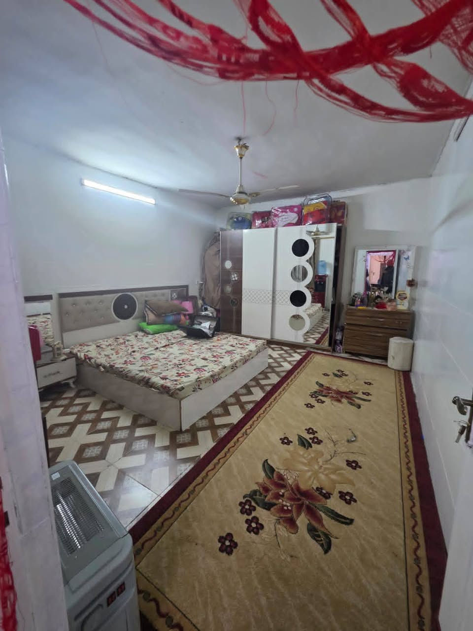 دار للبيع عن طريق مصرف العقاري لمن لدية استمارة
مساحته /100م طابقين منعزل 
موقع /حي النداء 
شارع /20م 
السعر/110مليون 
للاستفسار /***********
