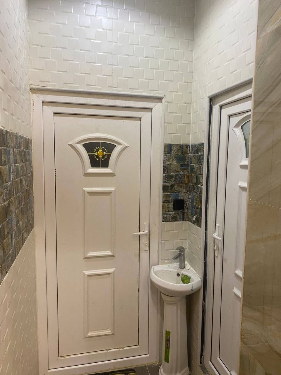 السلام عليكم
يتوفر لدينا بيت المساحه  210 متر  طابو ملك صرف طابقين بناء درجه اولى معاملته كامله واصله التقدير على الماده  20 في النجف حي السلام السعر 300 مليون الشراي يتصل 
***********
***********
