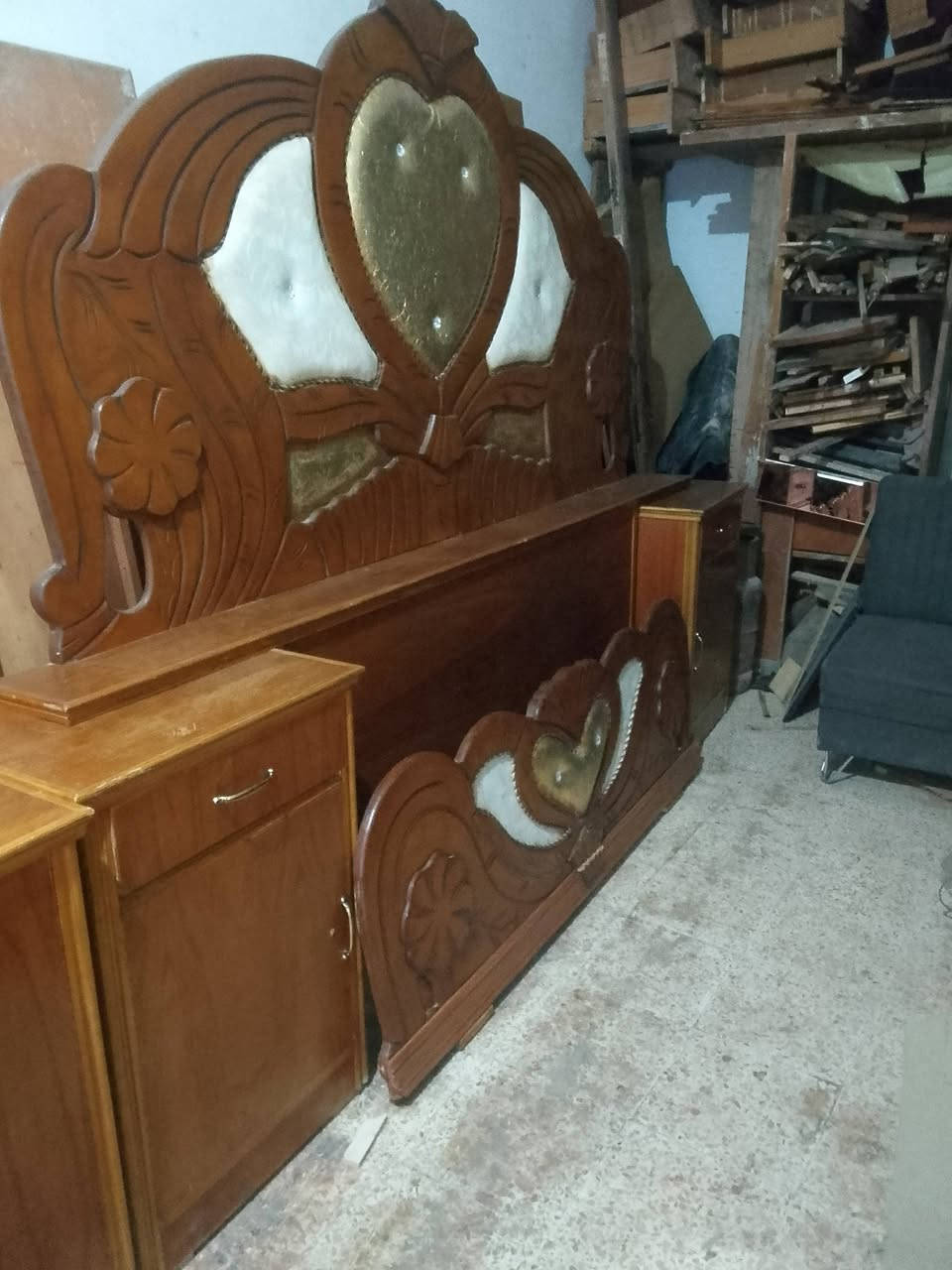 السلام عليكم تخت بدون كشن وميس تواليت للبيع شغل نظيف وفصال***********
