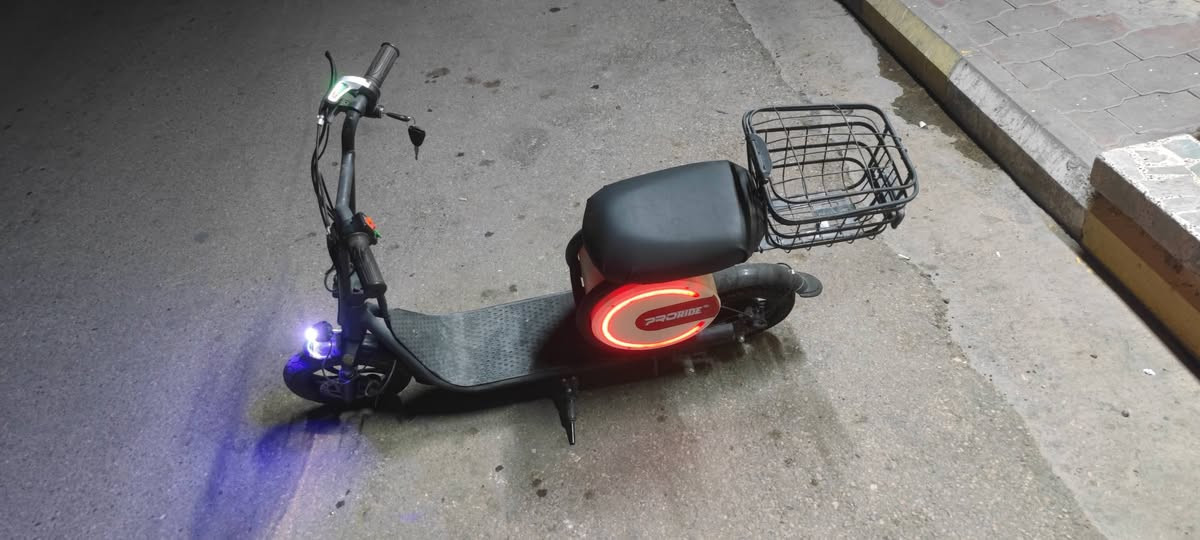 السلام عليكم من رخصة مدير الكروب المحترم عندي سكوتر للبيع يتحمل وزن 100 كيلو نضيف جاهز بطارية ليثيوم جديدة السعر 200 الف/***********
