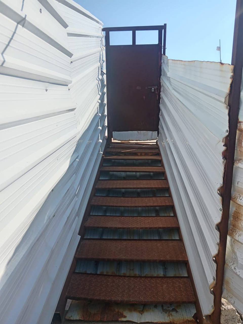 السلام عليكم درج حديد وجينكو للبيع  غير متواجد على الفيس الإتصال على الرقم***********
