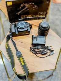 للبيع كاميرا Nikon D7500 البدي: Nikon D7500 بحالة ممتازة العدسة عدسة ز...