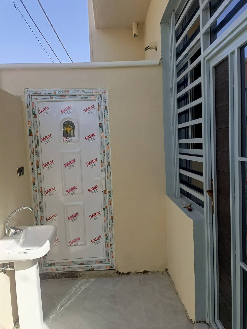 دار للبيع بالنداء شارع مجمع بيتي منطقة 55 قرب قصابيه الميالي مساحة البيت 100 متر  طابق ونص مفتوح على شارع 60 وعلى شارع 20 بيت كامل لوح هندي مرمر صطح مطبك شتايكر سعر 110 مع المجال رقم الهاتف واتساب ***********
