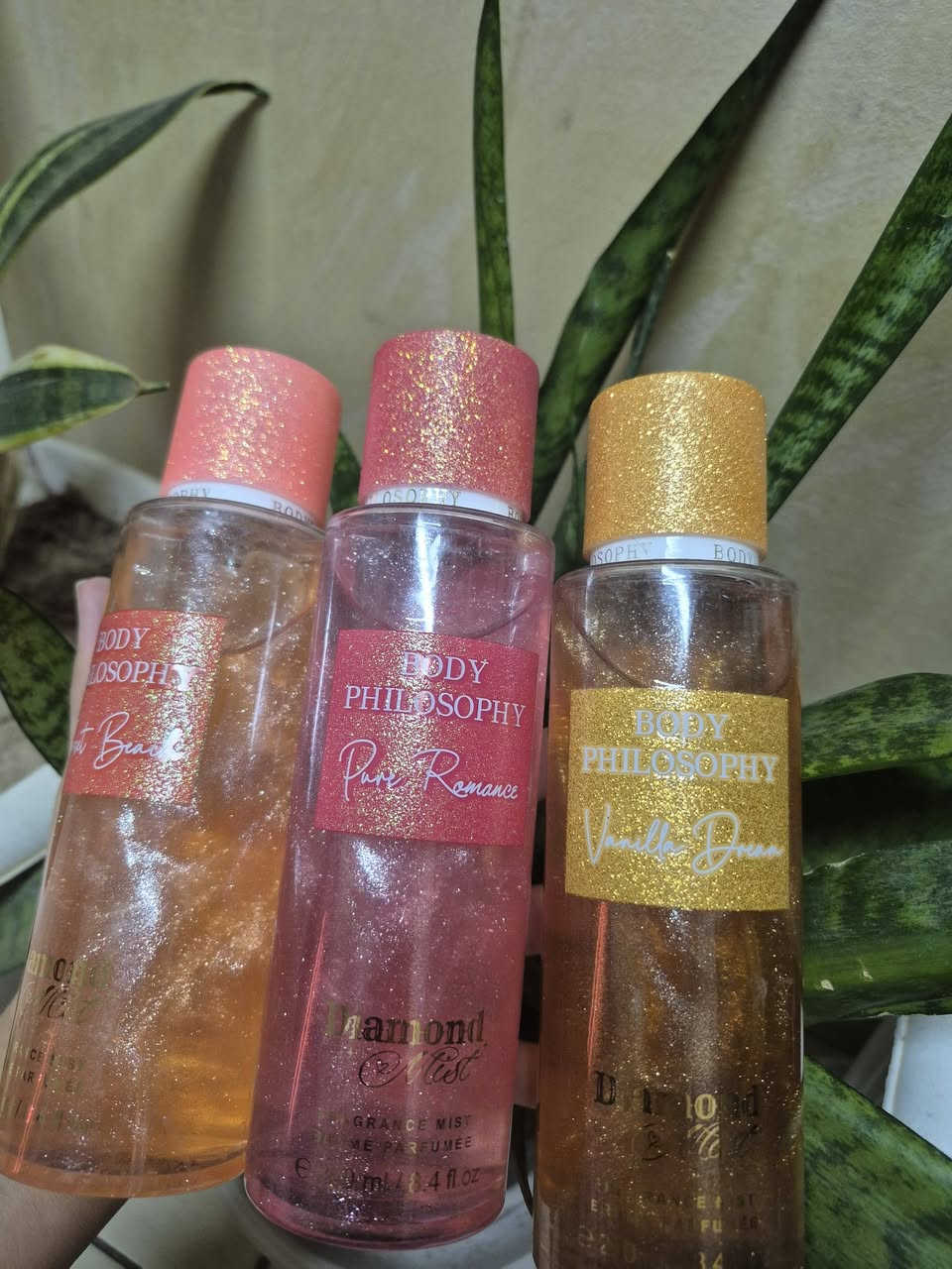 سبلاش جسم لماعي يمووووت بنات يموت عطره واحد اطيب من الثانيه بس شنو لمعتهن رهيبه تخبل 
والعطور فواحه فواحه بحيث تمشين والعطر وراج سعر العلبة ب٥ اكثر وحده تتفاعل تفوز كل خميس


**إذا كنت صاحب هذا الإعلان وتريد حذفه لأي سبب، رجاءا أرسل رسالة إلى الدعم الفني**