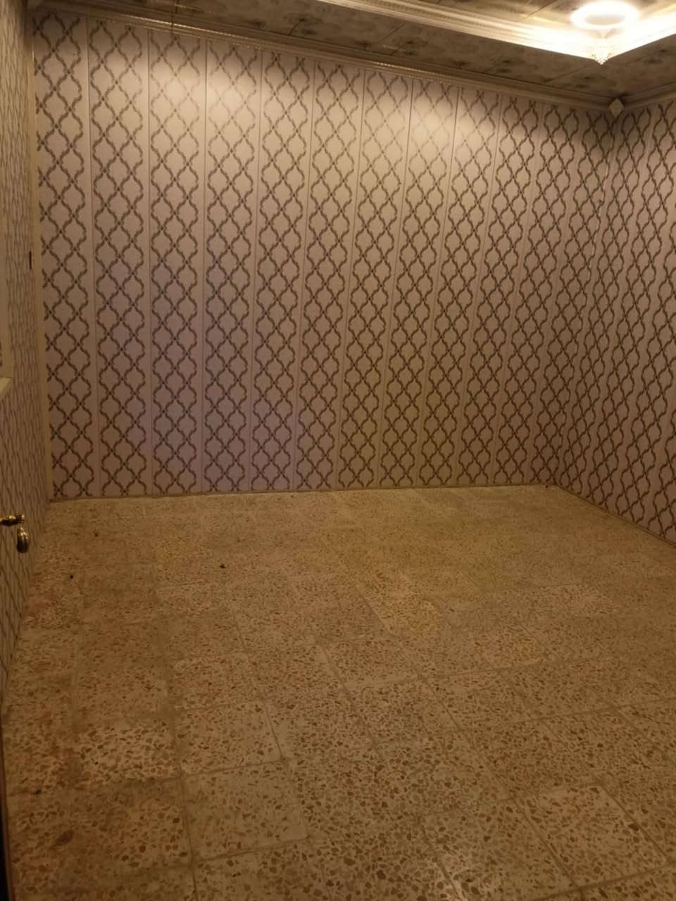 دار لليجار طابق ارضي منعزل 
بيت نظيف جدا 
يحتوى غرفتين نوم 
مطبخ 
استقبال 
صحيات 
كراج للسيارة 
عنوان كركوك منطقه الخضراء قرب من بانزين خانه الخضراء 
سعر ايجار بيت 350الف
مكتب عقارات العاصمة 
استفسار تواصل مع ارقام التاليه 
***********
***********
