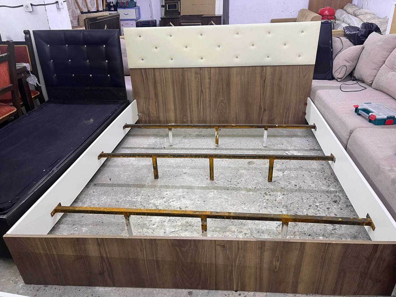 معرض سنان العاني) لبيع  اثاث منزلي  مستخدم وجديد
وتبديل 
(***********يوجد توصيل 
)(***********)/اومرسلتنا على الواتساب العنوان سليمانيه /كاني كورده قرب من ماركيت  شوگ
