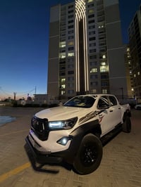 للبيع TOYOTA HILUX GR SPORT🦅 الموديل 2024 الممشى 68000 KM اللون ابيض ص...