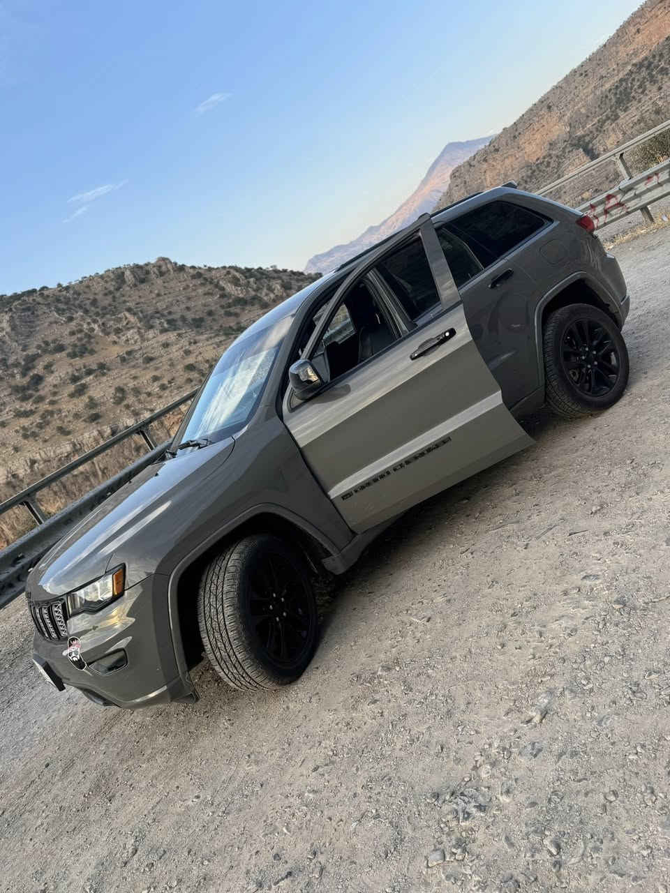 السلام عليكم
جيب موديل 22 فئة لاريدوx ماشيه 100الف كيلو مواصفات معروفه مناقصهه شي حادث خفيف بدون دواخل سونار كدامك 
وبيها كلير من امريكا بابين سعر 270 بيها مجال مكاني الكاظمية
***********
