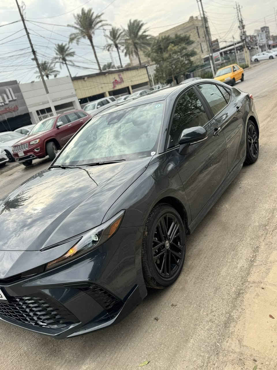 تويوتا كامري هايبرد موديل 2025 \ SE - BLACK EDITION
( السيارة بعدها زيرو )  عداد 2 ألف ميل فقط

وارد امريكي بطارية ليثيوم 

اللون الخارجي gray color   
اللون الداخلي اسود 

 الصنف : SE

داتا شو
قارء العين
شاشة Apple CarPlay & android auto
 كراسي جلد كهرباء تحكم 
رادارت محيطيه
رادار امامي 
الإنارة الداخلية LED 
مقود جلد حياكة 
مثبت السرعة Cruise 
المودات والأوامر الصوتية 
ا Bluetooth    
شاحن هاتف Wireless 
مخرج منفذ الطاقة 
فحص نظام السيارة 
مانع تصادم PCS  
مساد تحديد المسار —— LDA
‏BSM —— نظام النقطة العمياء
‏PDA —— مساعد القيادة التفاعلي
‏RCTA —— رادارات خلفية
‏SEA —— نظام الخروج الآمن 
‏RSA —— قراءة لوحات الطريق
مثبت سرعة تفاعلي —— ACM
مانع انغلاق العجلات —— ABS
‏TCS —— مانع الانزلاق 
بصمة أبواب + دخول ذكي
شاحن وايرلس
هاندبريك كهرباء
 تبريد شاشة مناخين منفصلين 
قطعتين تبريد 
تبريد خلفي
أوضاع القيادة Drive Mode 
أوتو هولد Auto Hold
نظام صوتي JBL مميز
حساسات ضغط الهواء في الإطارات
حساسات دخول الإنفاق

لمزيد من المعلومات الرجاء الاتصال على
شاصي ؛ 4F1DAACK7SU606808
صور الحادث موجودة
للاستفسار :- *********** 
مكان السيارة بغداد البنوك
السعر 240 ورقه وبيها مجال 
السياره صبغ فقط البنيد بدون دواخل بدون تبديل
