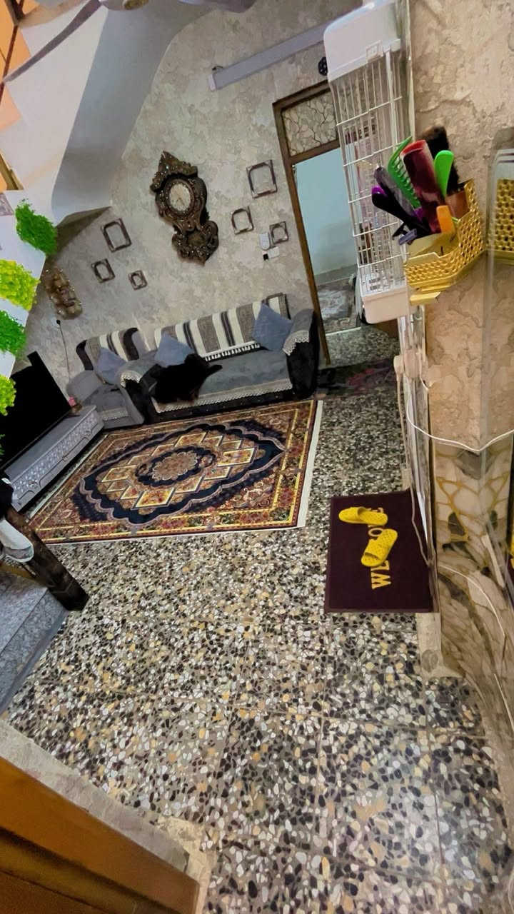 السلام عليكم بيت للبيع في منطقة ابي غريب الشهداء خلف الخط السريع مباشرتاً بينه وبين السريع شارع واحد رئيسي البيت مساحة ١٢٥ متر طابقين يحتوي على صالة وحولي وغرفة نوم ومطبخ وتواليت عدد٢ وحمام عدد واحد ومنور في الطابق الارضي وغرفتين نوم كبار وحمام في الطابق الاول البيت ملبوخ بل الكامل الطابق الارضي كاشي والطابق الثاني سيراميك للتواصل والاستفسار الاتصال على الرقم *********** 
او ***********
