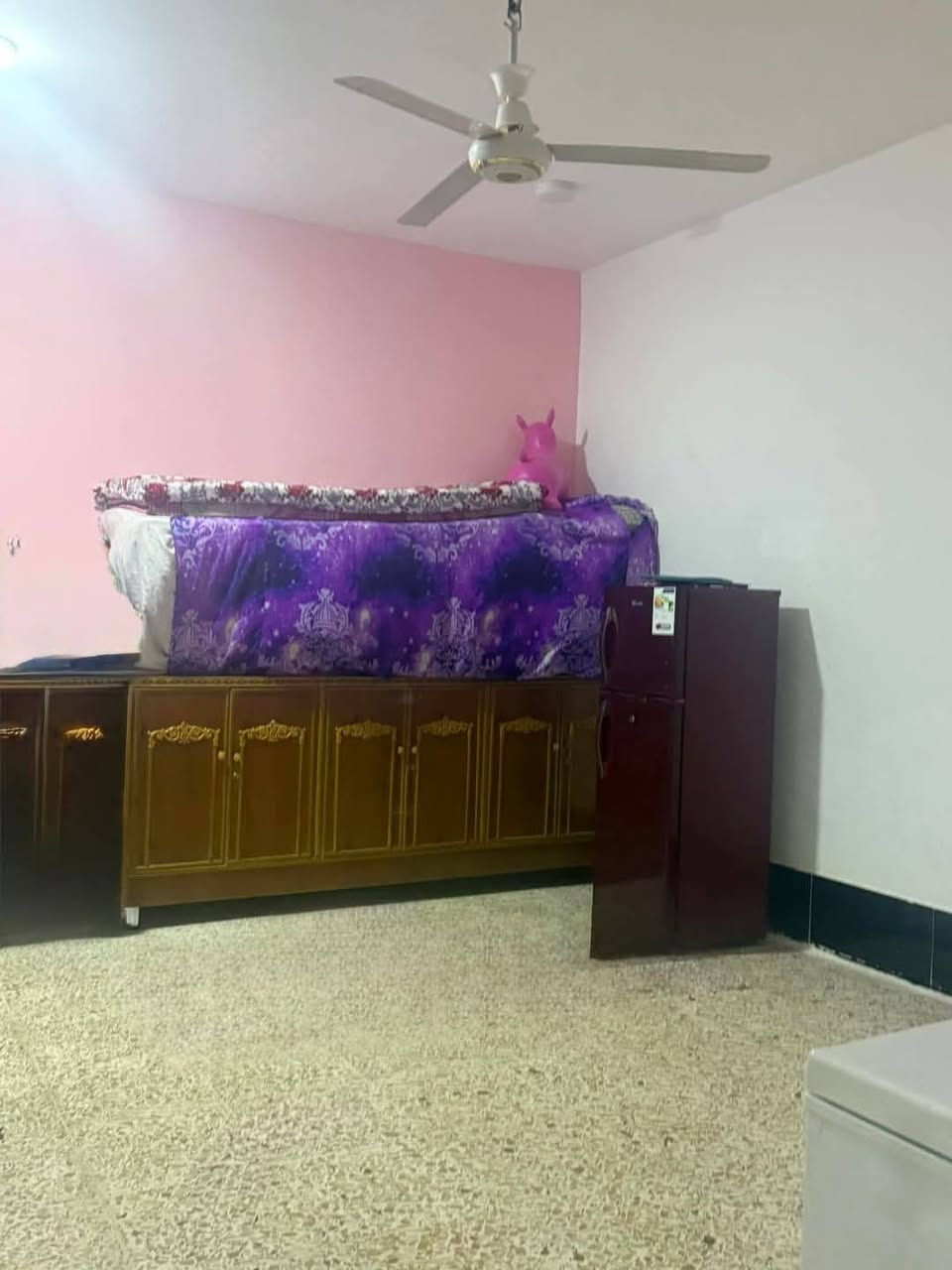 بيت للبيع المساحه ٢٥٠متر حديث طابق واحد بهرز جرف الملح قرب جامع الفتاح خدمات كامله تبليط اناره مجاري يتكون من غرفتين نوم كبار واستقبال كبيره وصاله كبيره ومطبخ كبير وحمام وصحيات وبيتونه كبيره كراج سياره وحديقه سند ٢٥ حتى لو مرواس السعر ١١٠ وبي مجال للشراي للاستفسار ***********علاء عوينتي
