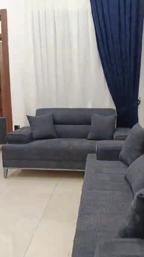 شقه للايجار شارع عمر ***********
