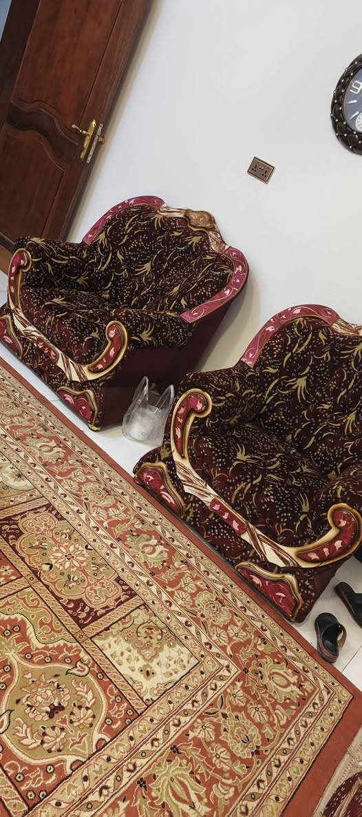 السلام عليكم  . طخم قنفات للبيع نوعية جيدة من قماش واسفنج وخشب  السعر  ٣٠٠ الف وبيهن مجال  . البصرة / السنيدية  ..     تليفون  ***********
