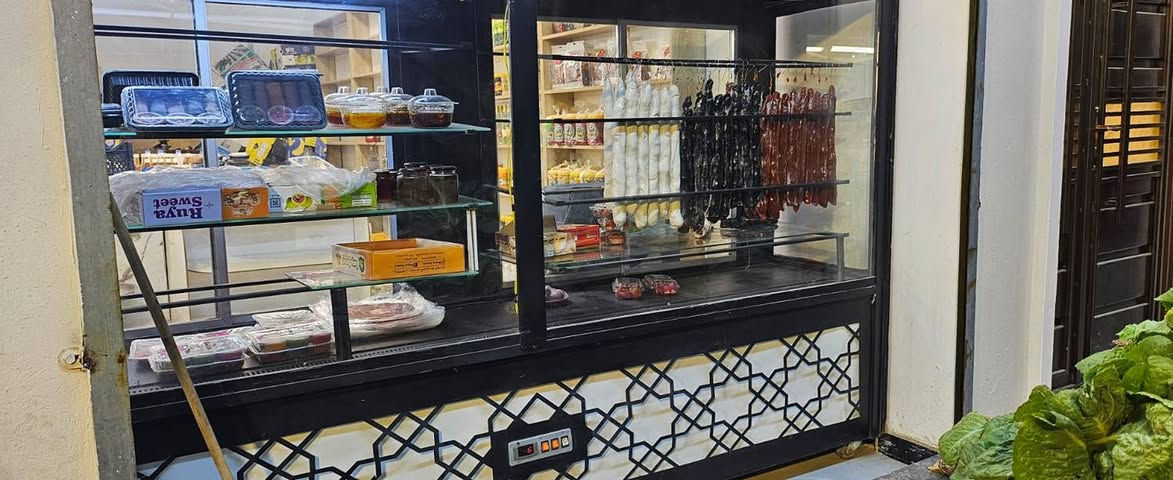 السلام عليكم
براد العرض 3متر والطول 2متر  دبل ماطور تبريدها خير من الله.  معروضه بمليون
بغداد حي القاهره
***********
