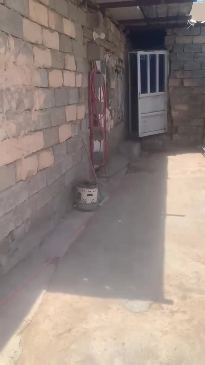 عليكم بيت تجاوز مساحة 300متر يحتوي على ثلاث غرف وصالة ومطبخ وحمام وانتوا بكرامة كراج خدمات كاملة وبالاضافة الكامرات معى البيت، السعر 15 وقابل للتفاوض موقع البيت ( البياع قرب سيطرة الشهيد ثائر مجمع الكرار ) موقع سوك قريب يبعد 120 متر + مستوصف كافة وسائل النقل قريبة ساحة عدن، حي جهاد، باب معضم، علاوي، شورجة، كراج محافضات، للراغبين استفسار على هذا رقم الهاتف: ***********
