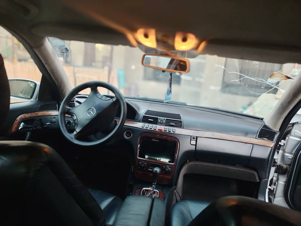 من رخصه الادمن مرسيدس غواصه 2002 مشروع وطني تحويل ثاني يوم 95 وبيهن مجال مستعجل *********** المواصفات معروفة يوم بدون فتحه
