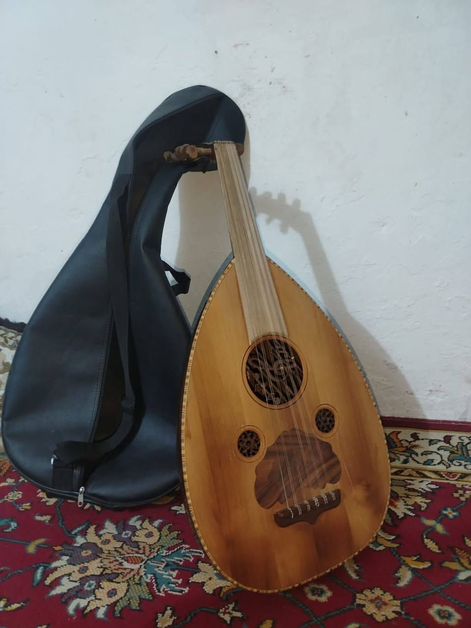 عود زرياب سوري الصلي صوت خرافي  سعره 150
مكلف بل نشر رقم راعيه ***********
