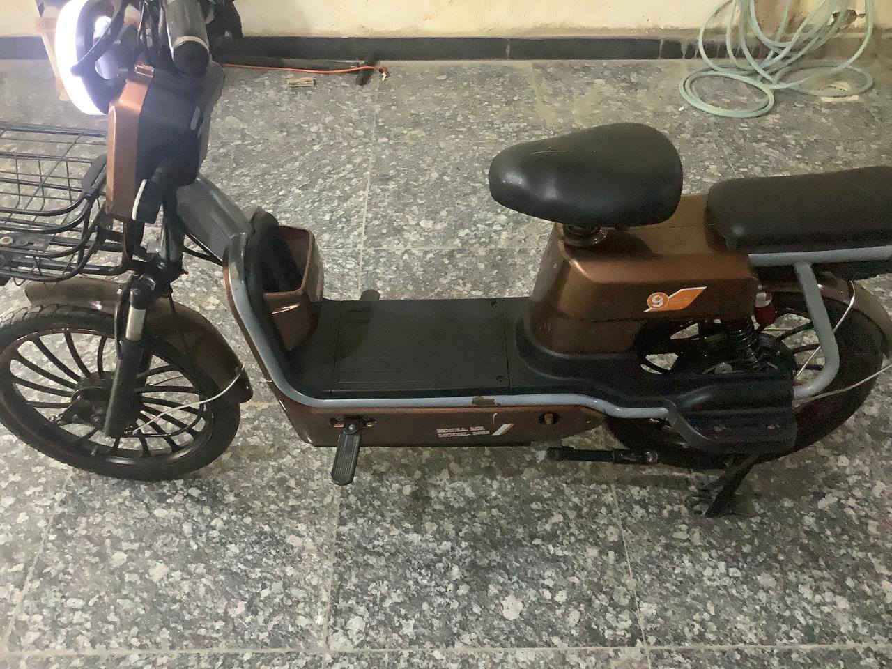 السلام عليكم
دراجه شحن للبيع

KOREA.MR موديل 2025

____________

مواصفاته

1_ الملف 1200 W واط حقيقي

2_ 5 بطاريات من شركة ولي 

3_ حجم الدراجه 20 تتحمل وزن أكثر من 150 kg

4_ أربع دبلات من الخلف و 2 من الأمام 

5_ استان موبايل مع شاحن USB

6_ متوفرة الدراجه مع كامل ملحقاتها و السعر380 و بيه مجال ( للتواصل الاتصال على الرقم ***********)
