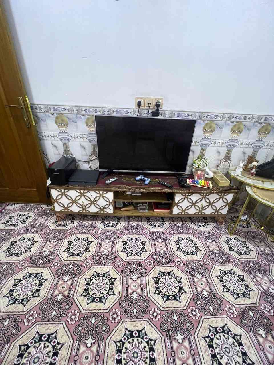 السلام عليكم 
تخم عشر مقاعد وكاربد وميز تلفزيون والستائر للبيع وبسعر مناسب والاستفسار 
*********** عنواني سكينه وكريات الزراعي شارع سيد صادق
