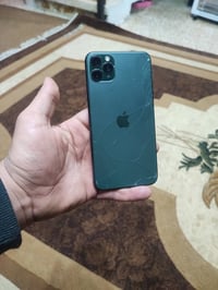 ايفون ١١ برو ماكس  ٢٥٦ بطاريه ٧٣ تك سيمكرت  مبدل شاشه بيها فطر صغير  و...
