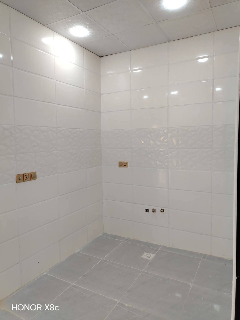 دار للبيع  50 م 🏡 (مكتب الخليج للعقار عمود327)
*********** وتساب
***********
✅ مشمول بقرار التطويب 

بسعر /22/ مليون مع المجال/ 
موقع /نجف 🏡شارع الحولي مال المطار عمود 327

البناء 🏡 
غرفه/صاله/مطبخ / صحيات/مكشوفه
بناء مرتب/ اساس + سقف كونكريت + طابوك

ألخدمات 🏡 ماء/كهرباء/مدارس/سوق/تبليط/لحد الباب
