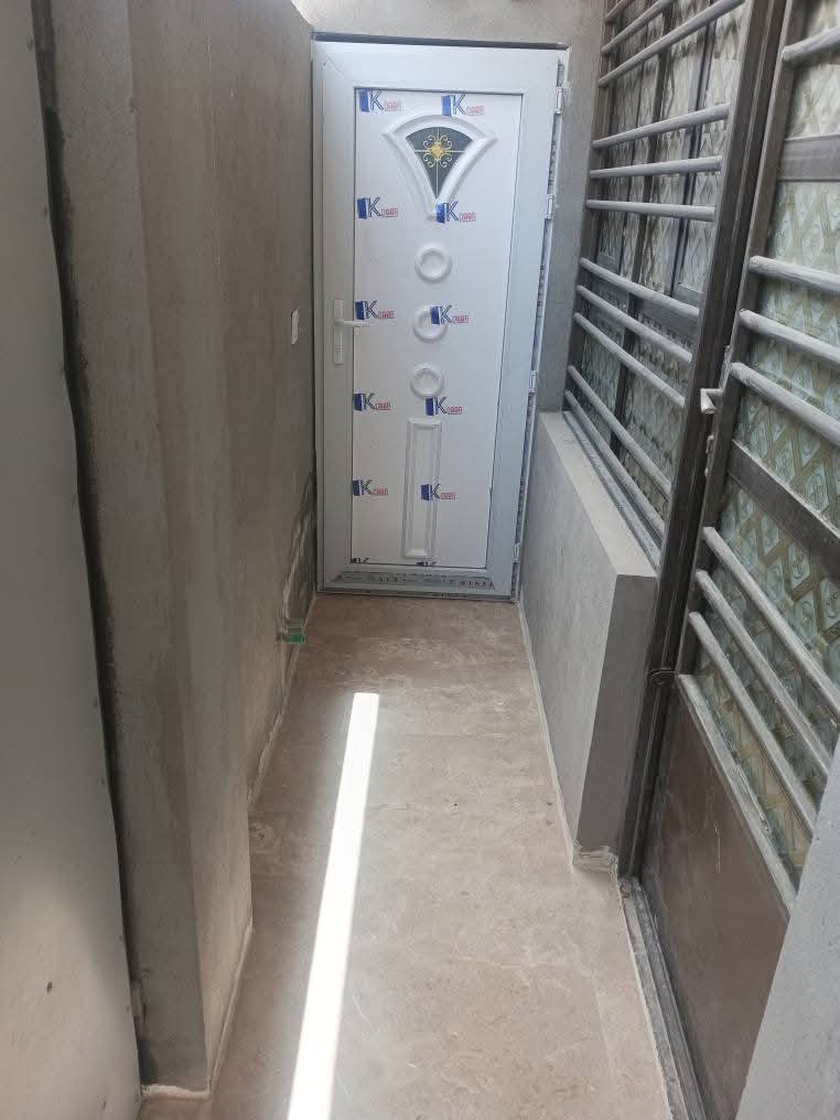 بيت 50 متر زراعي بيت  غلام  للبيع يتكون من غرفتين وبيتونه جبيره  وستقبال  ومساحه ومنور حمام 2 تواليت خارجيه
هاتف ***********
