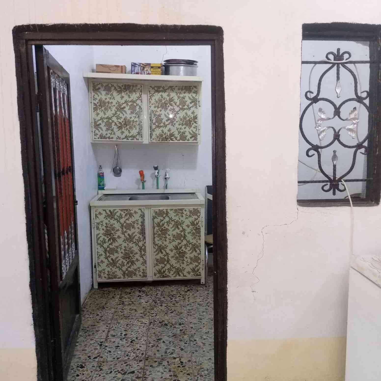 سلام عليكم دار للبيع المساحه 90 متر يحتوي على غرفه وصاله وتخاريج  نجف حي الثوره السعر 16 وبي جمال للاستفسار  تصال على  الرقم ***********
