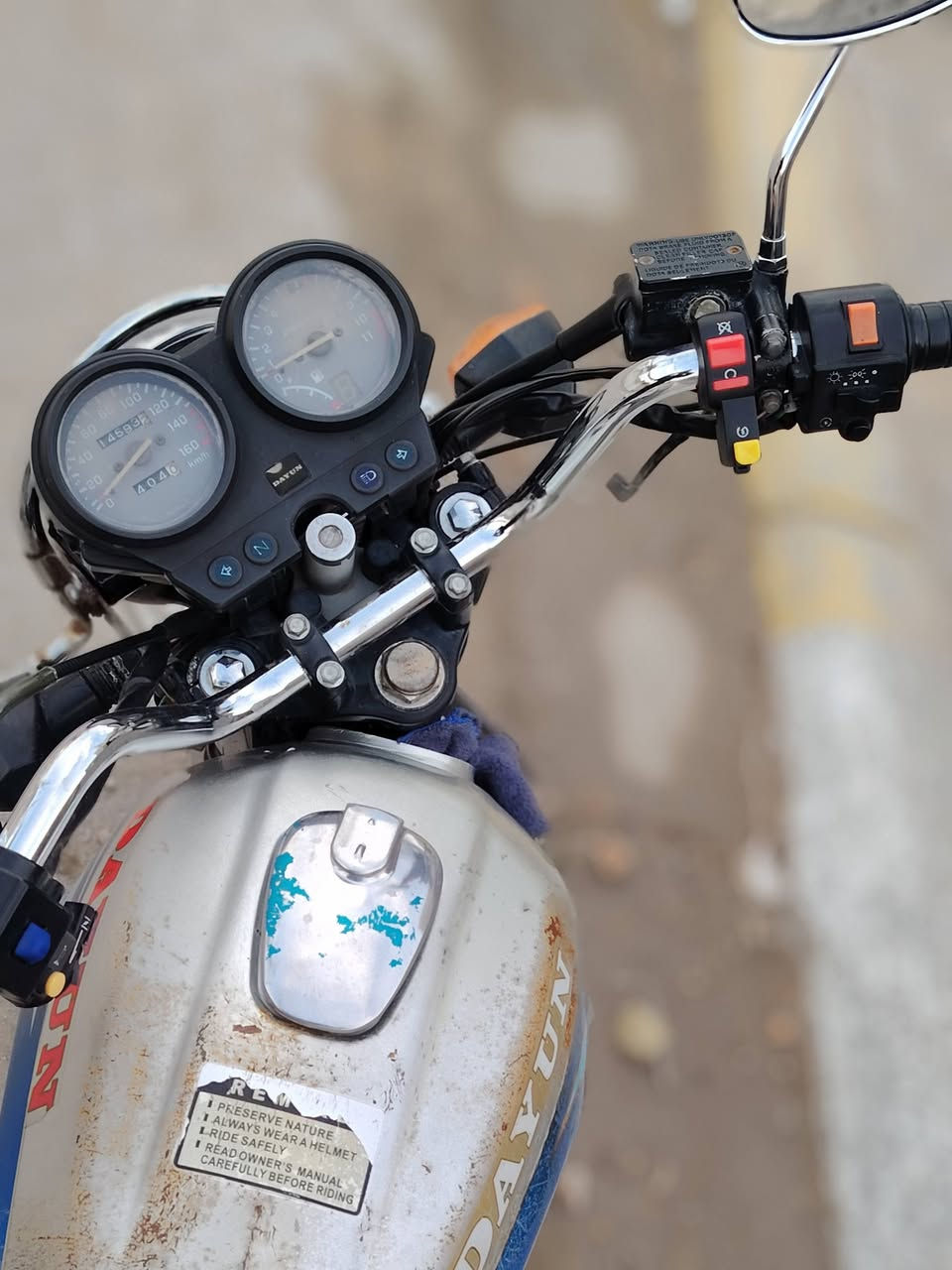 سلام عليكم دراجه البيع موديل 20 وراق اصولي محرك مكفول دراجه شغاله سلف هندر اشاير دبل شاره عالي ناصي الدراجه كامله  من كل شي شوفت عيونكم رقم *********** لمو شراي لا يتصل اخوان
