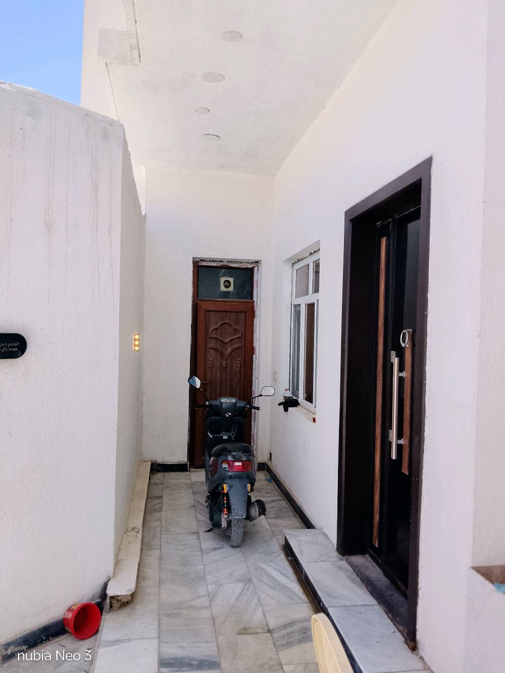 دار للبيع – كفاءات التعاون
🏡 فرصة مميزة لامتلاك دار حديثة البناء بموقع استراتيجي ومميز.
📐 المساحة: 200 متر 🏗️ سنة البناء: 2023 🧱 البناء: درجة أولى بطابوق جمهوري
🔹 طابقان 🔹 3 غرف نوم (سويتات) ▪️ الغرفة الأولى: 5.5 × 4.5 م ▪️ الغرفة الثانية: 6.20 × 4.20 م ▪️ الغرفة الثالثة: 4 × 3.5 م
🔹 صالتان ▪️ صالة: 6.20 × 4.20 م ▪️ استقبال: 6.20 × 4.20 م
🔹 مطبخ: 4 × 3.5 م 🔹 مخزن: 1.5 × 4 م 🔹 5 صحيات 🔹 نظام بوستر للمياه
🏪 محل تجاري كبير بمساحة 6 × 5 م 🚗 كراج بطول 8 أمتار
📍 الموقع: كفاءات التعاون – واجهة الحي 🌳 مقابل حديقة وشارع رئيسي عرض 40 متر
💰 السعر: 470 مليون دينار ✅ شامل قرض الإسكان المتبقي (54 مليون دينار)
📞 للاستفسار والمعاينة: *********** ***********
✨ موقع ممتاز، بناء حديث، وتشطيب درجة أولى. فرصة مناسبة للسكن أو الاستثمار. 🏡🔑